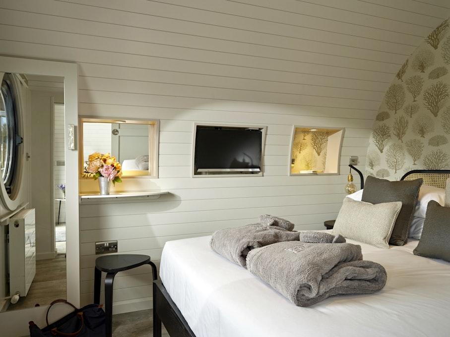 Bryn Tanat Wellness Spa Cabin Bedroom
