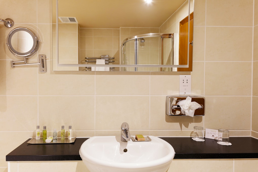 Cambridge Belfry Hotel & Spa Bathroom