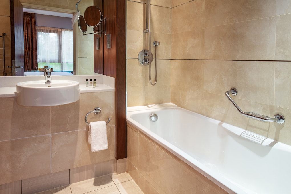  Crewe Hall Hotel & Spa Bathroom