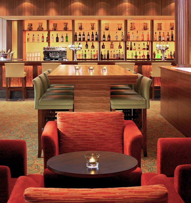 Delta Hotels by Marriott Tudor Park Country Club Bar and Seating