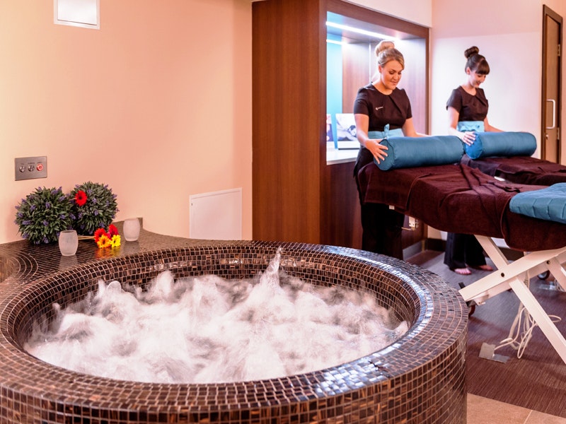 Gomersal Park Hotel & Dream Spa Treatment Room with Hot Tub
