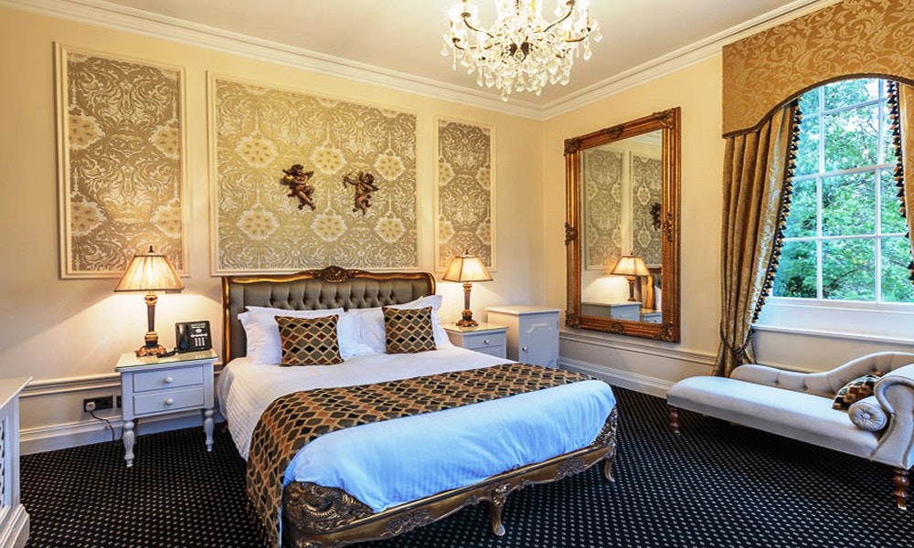Greenwoods Hotel & Spa Luxury Manor Bedroom