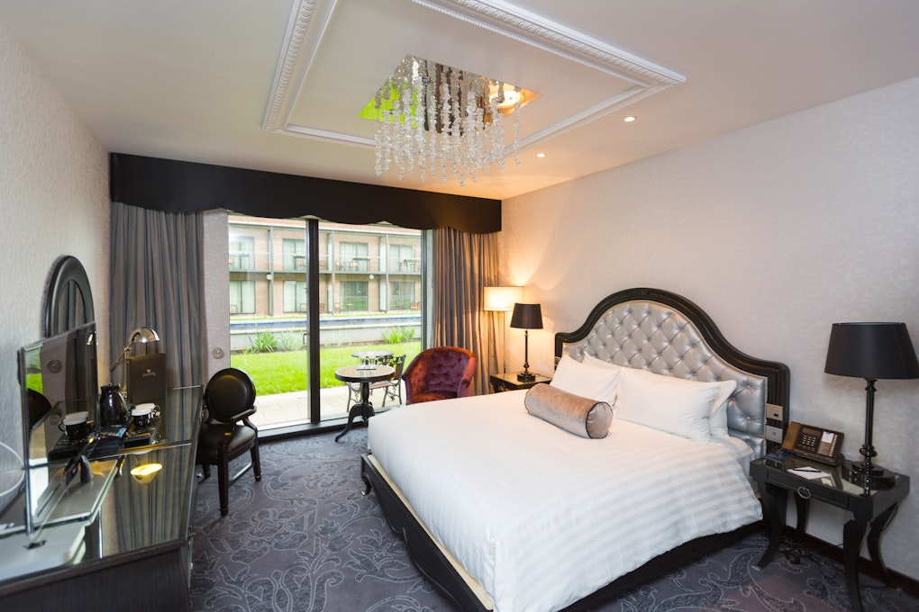Hilton London Syon Park Queen Bedroom