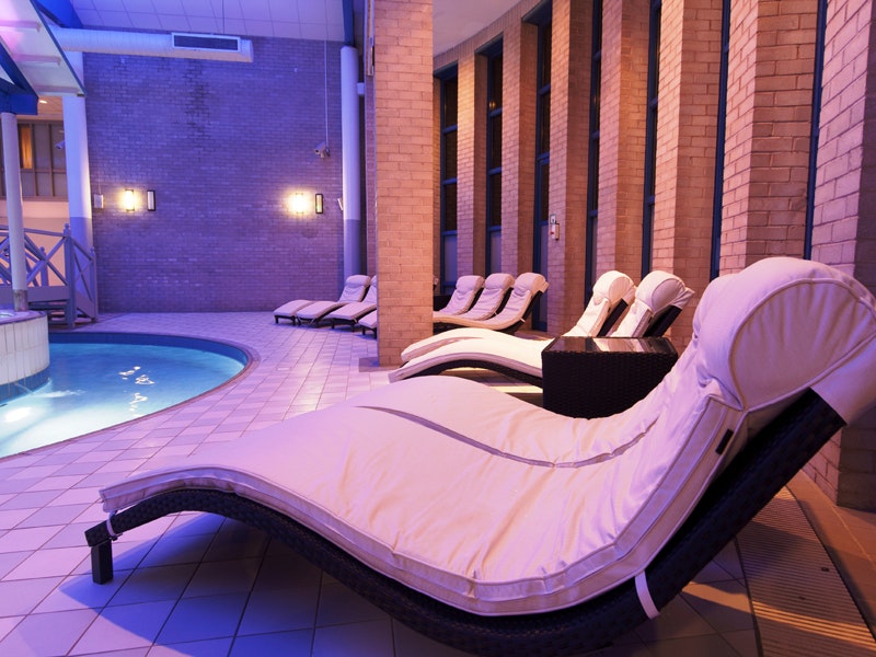 Gloucester Robinswood Hotel, Best Western Signature Collection Pool Loungers 