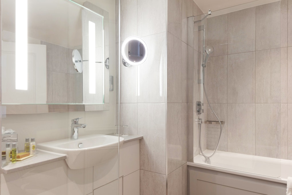 DoubleTree by Hilton The Oxford Belfry Hotel and Spa Bathroom