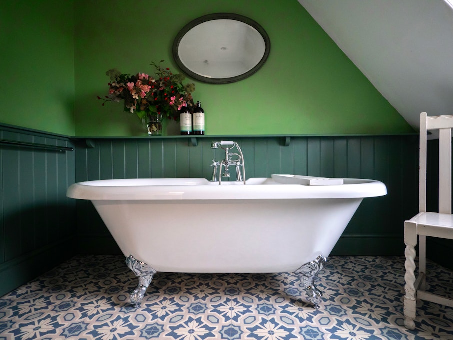 Sawcliffe Manor Country House Bath Tub