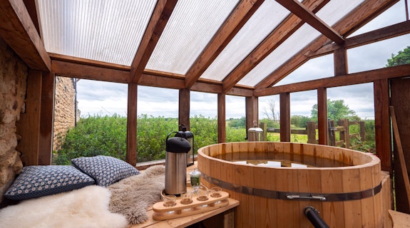 Sawcliffe Manor Country House Natural Water Hot Tub with View
