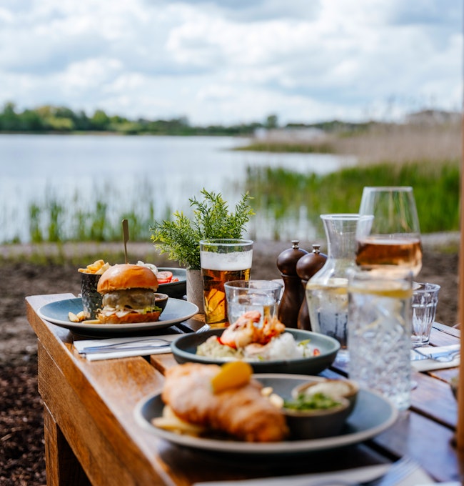 The Lakes by Yoo Outdoor Dining