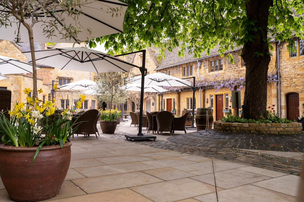 The Lygon Arms Spa Hotel Outdoor Sitting Area
