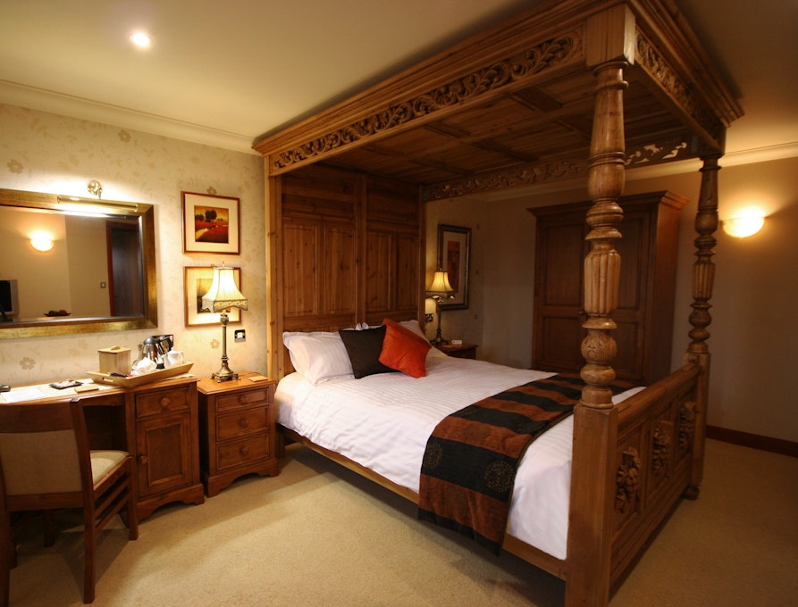 The Three Horseshoes Country Inn and Spa Four Poster Bed