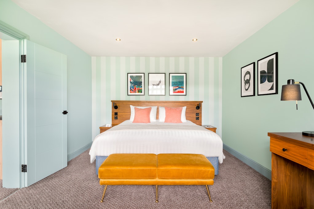 Voco Lythe Hill Hotel & Spa Apartment Bedroom