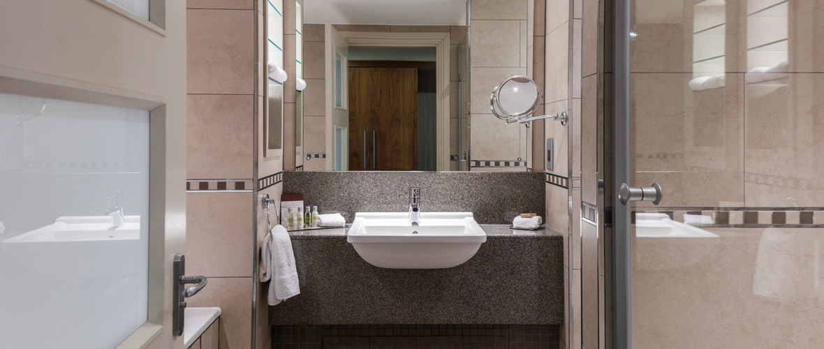 	DoubleTree by Hilton Glasgow Westerwood Spa & Golf Resort Bathroom