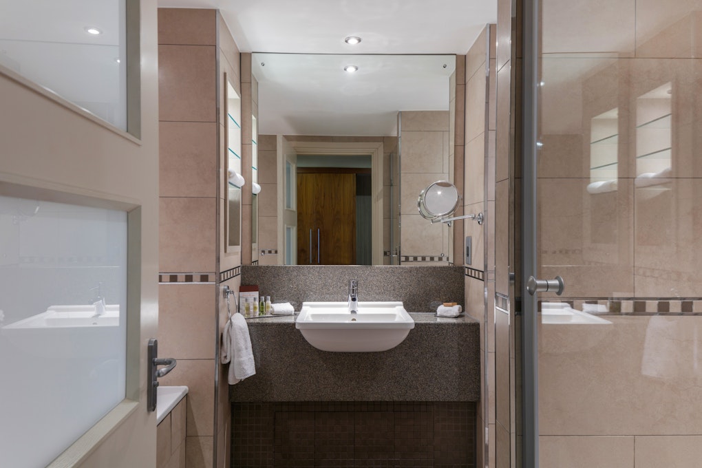 DoubleTree by Hilton Glasgow Westerwood Spa & Golf Resort Bathroom