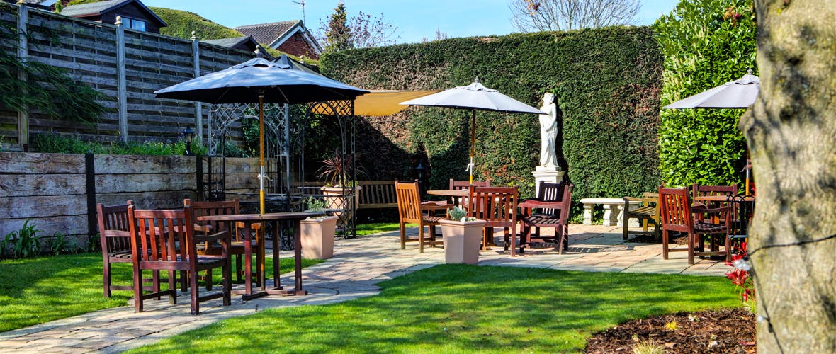 Best Western Premier Yew Lodge Hotel Outdoor Garden Area